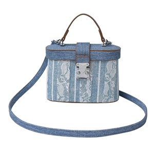 Borsa a tracolla in denim blu e pizzo con finiture in pelle marrone e chiusura argento