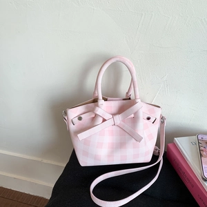 Sac seau à carreaux roses avec grand nœud et bandoulière réglable élégante