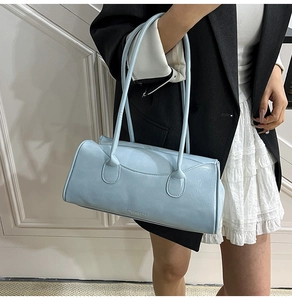 Détail du sac seau long bleu clair en PU avec deux poignées élégantes