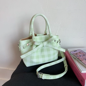Sac seau à carreaux verts avec nœud décoratif, vue de côté avec bandoulière