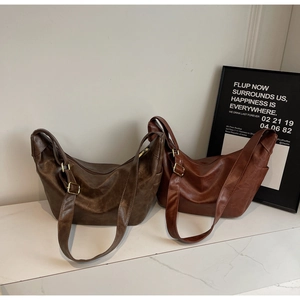 Close-up of vintage large capacity leather tote bags in dark brown and reddish brown
