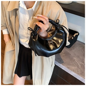 Détails du sac demi-lune en cuir brillant noir avec nœud métallique et rubans
