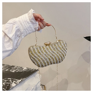 Dettaglio della borsa da sera di lusso con perle, strass e manico ad anello d'oro
