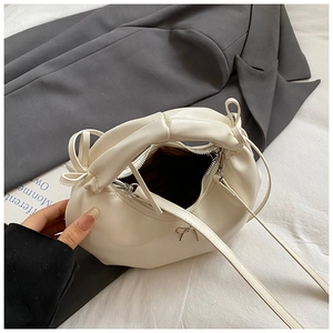 Détail d'un sac nuage blanc crème en cuir PU avec nœud argenté et fine bandoulière