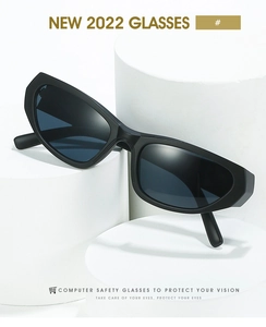 Gros plan de lunettes de soleil de sport noires aux verres bleus sur socle blanc