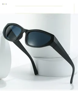 Gros plan de lunettes de soleil de sport à monture noire et verres UV bleu foncé