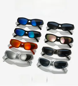 Présentation à plat de divers verres et montures colorés de lunettes de soleil sport