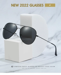 Gafas de aviador clásicas con montura de metal negro en base de mármol y geometría