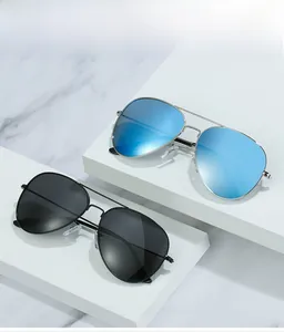 Detalle de gafas de sol aviador con lentes de espejo azul y negro en soportes