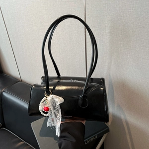 Sac à main noir brillant avec breloque cerise en perles et nœud en dentelle