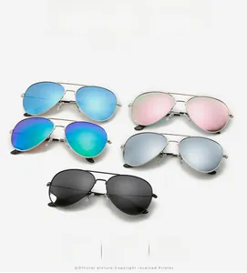 Gafas de sol aviador con montura metálica en azul, rosa, verde, plateado y negro mate