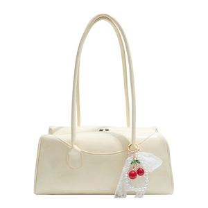 Sac à main en cuir blanc crème avec breloque cerise en dentelle et détails de perles