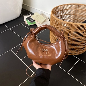 Sac hobo marron en demi-lune avec poignée plissée et détail de nœud en métal argenté
