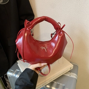 Sac sous les bras chic rouge en forme de croissant avec nœud argenté et bandoulière