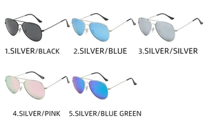 Detalle de cinco gafas de sol aviador coloridas con monturas de metal plateado y lentes