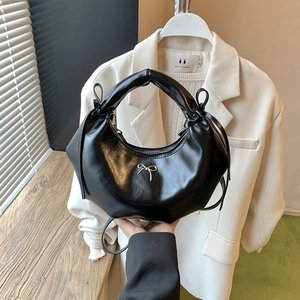 Sac sous le bras croissant noir chic avec breloque nœud argenté et bandoulière