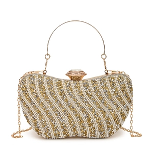 Elegante borsa da sera a righe oro e argento con perle, manico in metallo e catena
