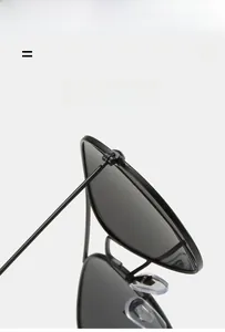 Vista detallada de gafas de sol de metal ligero con bisagra de precisión y almohadillas