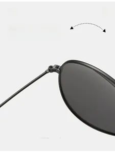 Primer plano de bisagra de metal duradera en gafas de aviador con refuerzo de tornillo
