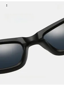 Détail des lunettes de soleil de sport noir mat montrant des plaquettes de nez confort