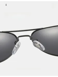 Detalle de almohadillas nasales de silicona en montura de gafas piloto de metal