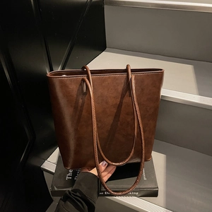 Retro dark brown large tote bag with oily leather texture for casual commuting fashion