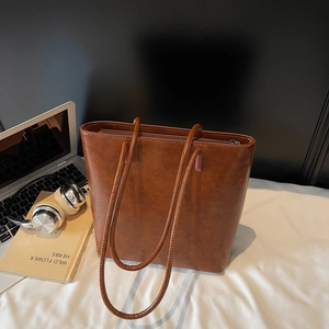 Caramel brown vintage large capacity tote bag for women with minimalist leather texture