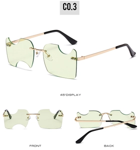 Trois vues de lunettes de soleil sans monture vertes avec bords dentelés et branches dorées