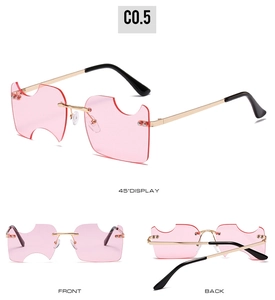Détail des lunettes de soleil roses sans monture avec verres entaillés et branches en or