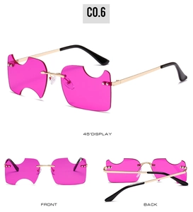 Vues sous trois angles de lunettes de soleil puzzle rose sans monture et branches d'or