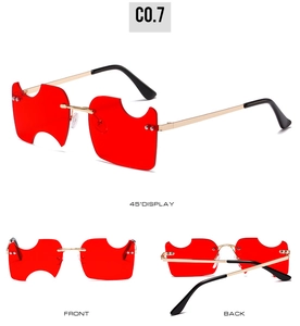 Affichage à trois vues de lunettes de soleil géométriques rouges sans monture et or
