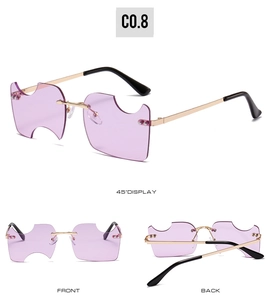 Vue détaillée multi-angles de lunettes de soleil dorées avec verres violets ajourés
