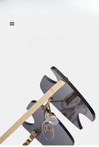 Détail de la charnière en métal et branche dorée sur lunettes de soleil sans monture