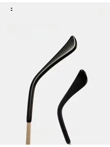 Détails des branches ergonomiques noir et or pour un port de lunettes confortable