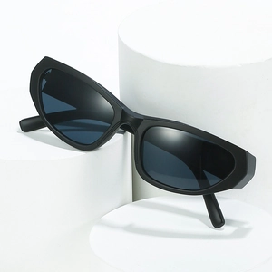 Lunettes de soleil sportives noires avec monture géométrique moderne et verres foncés