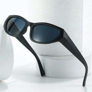 Lunettes de soleil sport noir mat avec verres foncés sur accessoires blancs géométriques