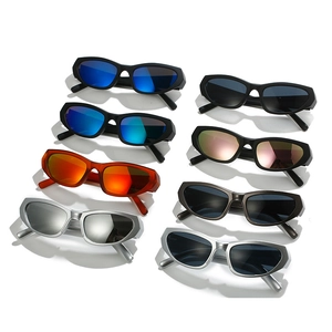 Lunettes de soleil de sport rectangulaires aux couleurs vives avec verres colorés sur blanc
