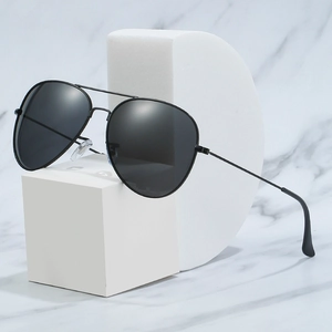 Gafas de sol de aviador polarizadas clásicas con montura de metal negro y lentes oscuras