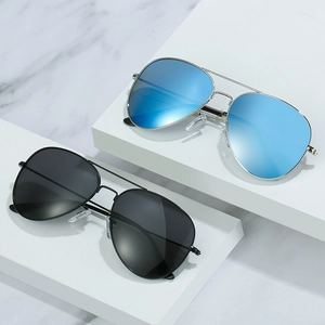 Gafas de sol aviador polarizadas con espejo azul plateado y montura de metal negro