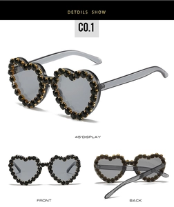 Vues détaillées de lunettes de soleil en cœur avec monture incrustée de strass noirs