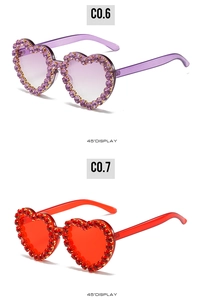 Détails de lunettes de soleil en forme de cœur avec strass brillants en rouge et violet