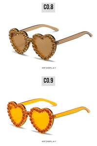 Vue latérale détaillée de lunettes de soleil en forme de cœur avec strass en deux couleurs