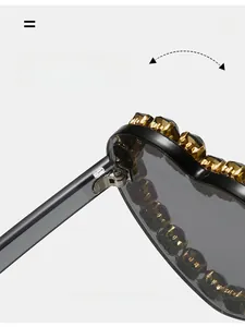 Détail macro de lunettes coeur avec charnières dorées durables et strass incrustés