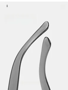 Détail des branches ergonomiques incurvées sur des lunettes de soleil coeur gris