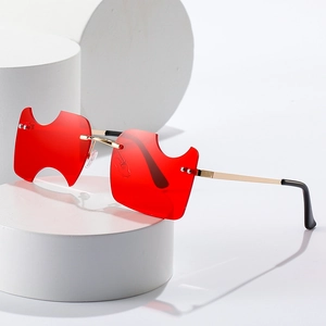 Lunettes de soleil sans monture modernes avec verres rouges et monture en métal doré