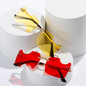 Lunettes de soleil sans monture à bords dentelés avec verres jaunes rouges et monture or