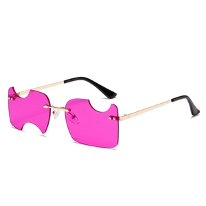 Lunettes de soleil sans monture hip-hop avec verres magenta et branches en métal doré