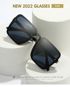 Lunettes de soleil noires sans monture carrées sur piliers blancs pour une présentation chic