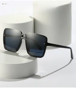 Lunettes de soleil carrées sans monture surdimensionnées sur des socles blancs