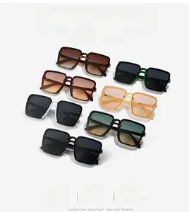 Collection de lunettes de soleil carrées sans monture en sept couleurs sur fond blanc